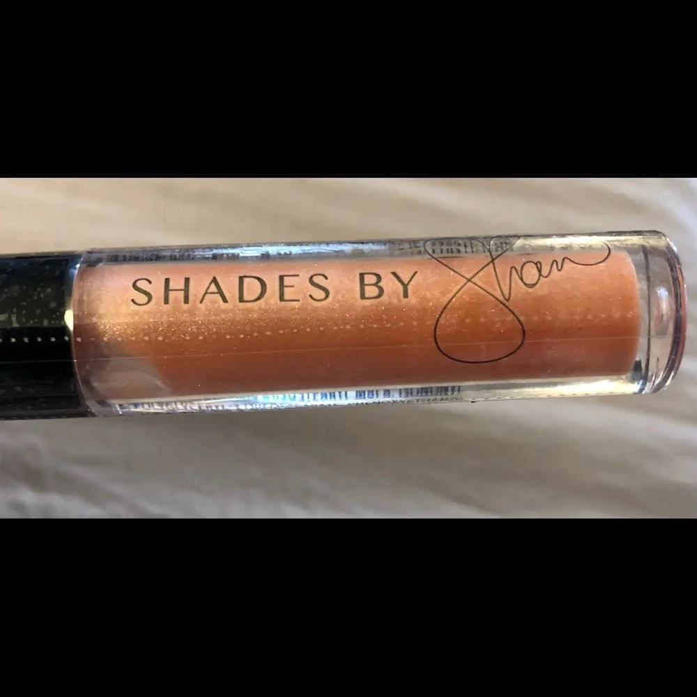 Farah duo eyeshadow, clear brow gel and Shades by Shan Erika lip gloss.